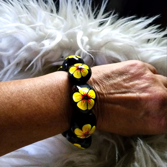 Hawaiian Coconut Shell Bracelet - Picture 2 of 5